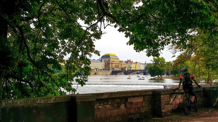 Cyklista v Praze u Vltavy Cyklista v Praze u Vltavy