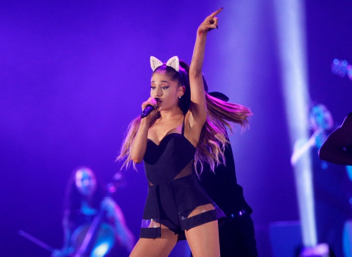 Ariana Grande v jejím typickém kostýmu. Ariana Grande v jejím typickém kostýmu.