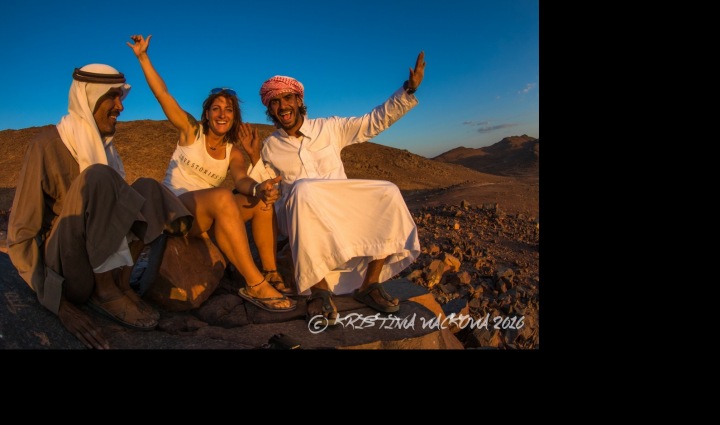 Splynout s davem a najít si přátele mezi domácími. Egypt, Sinaj. Splynout s davem a najít si přátele mezi domácími. Egypt, Sinaj.