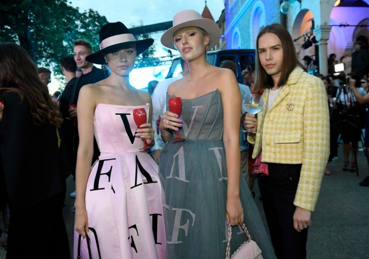 Designéři Vanda Janda (uprostřed) a Boris Král na týdnu módy