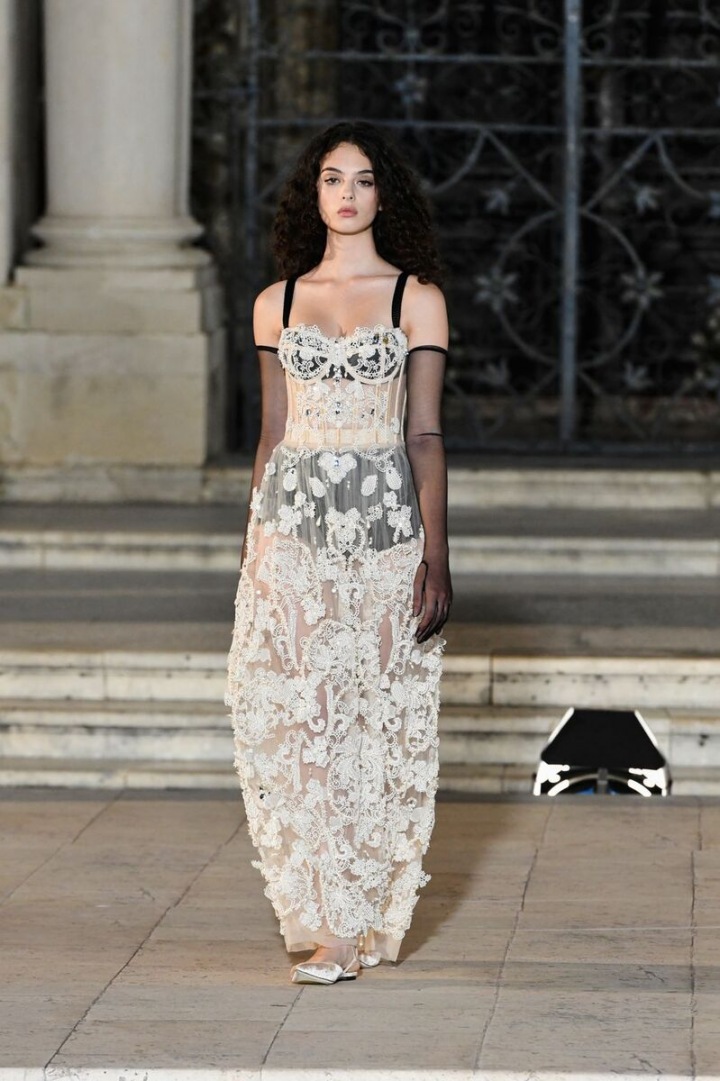 Deva Kasel v nádherných krajkových šatech