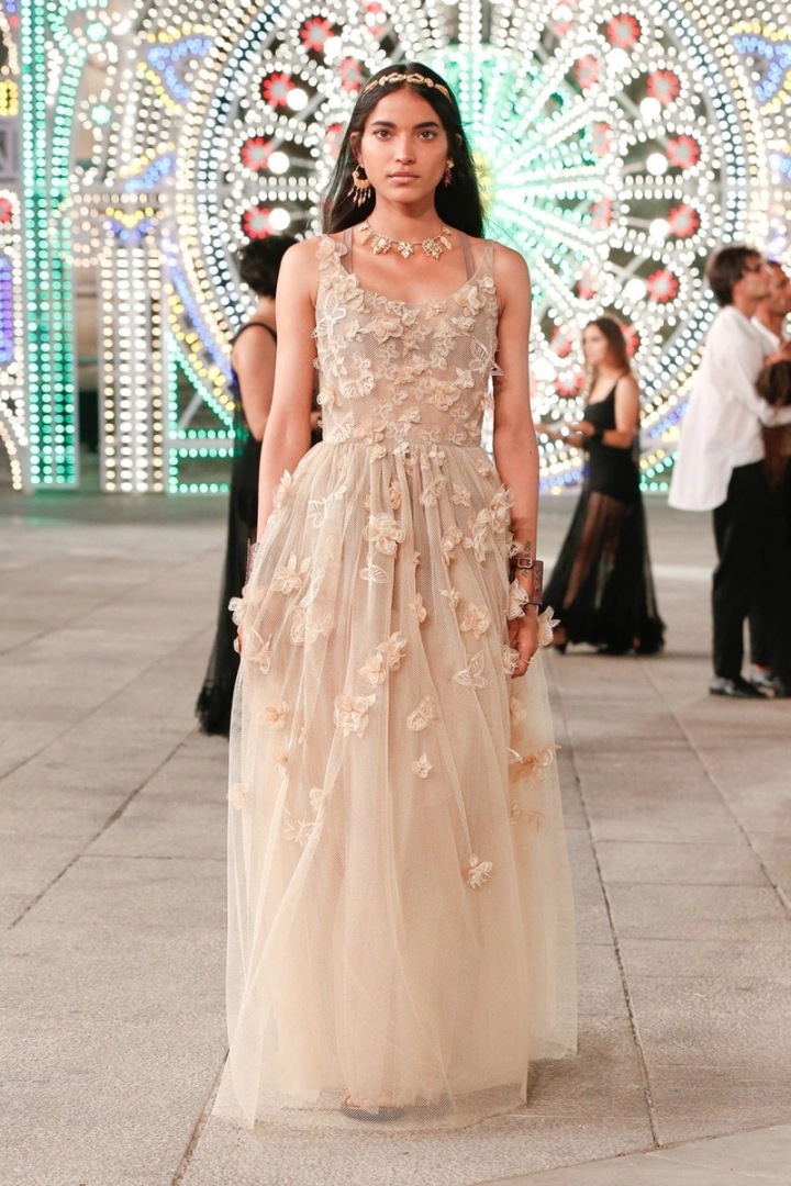 Žena v bílých šatech Dior