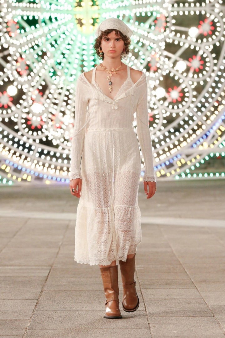 Žena v bílých šatech Dior