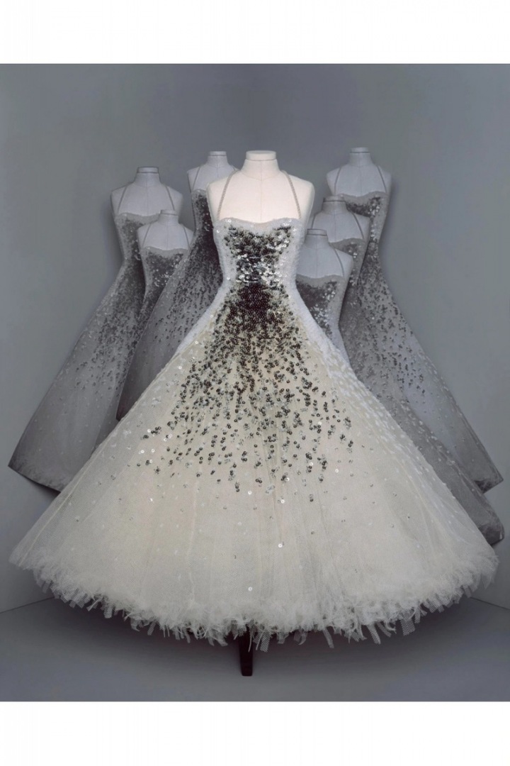Bílé šaty s flitry z kolekce Dior Fall 2020 Haute Couture Bílé šaty s flitry z kolekce Dior Fall 2020 Haute Couture