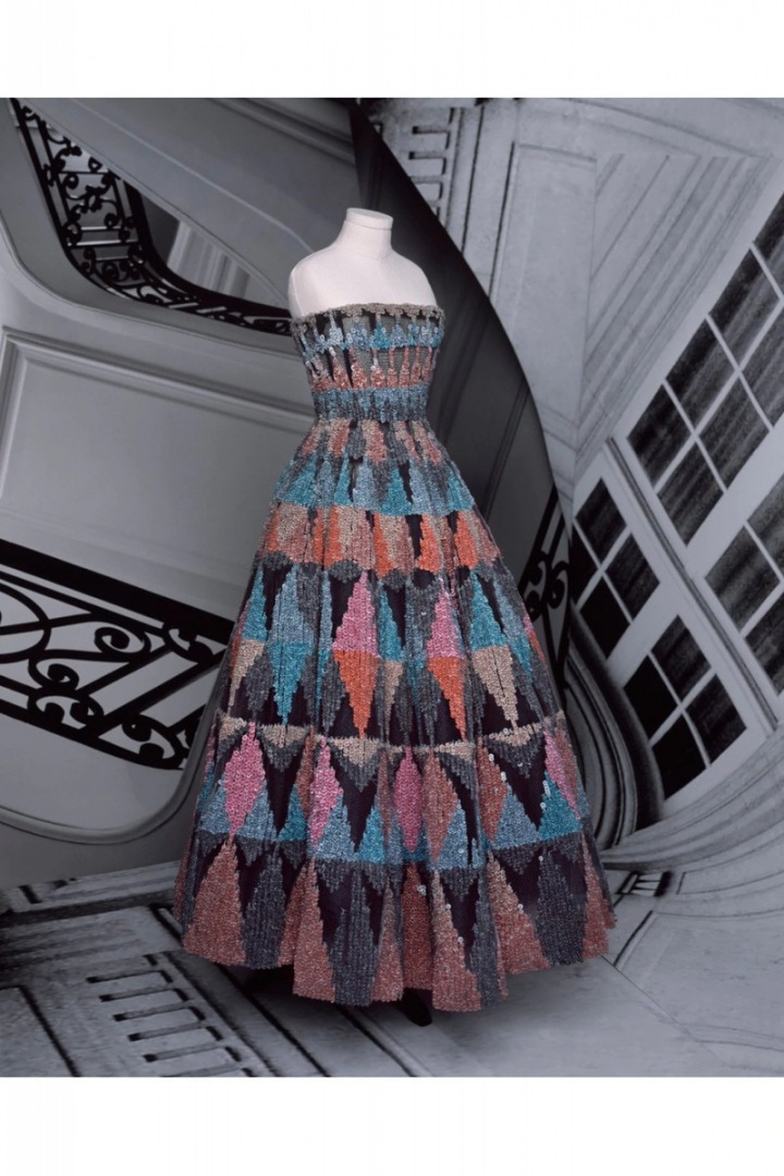 Barevné šaty s flitry z kolekce Dior Fall 2020 Haute Couture Barevné šaty s flitry z kolekce Dior Fall 2020 Haute Couture