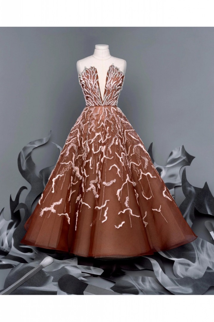 Hnědá večerní róba z kolekce Dior Fall 2020 Haute Couture