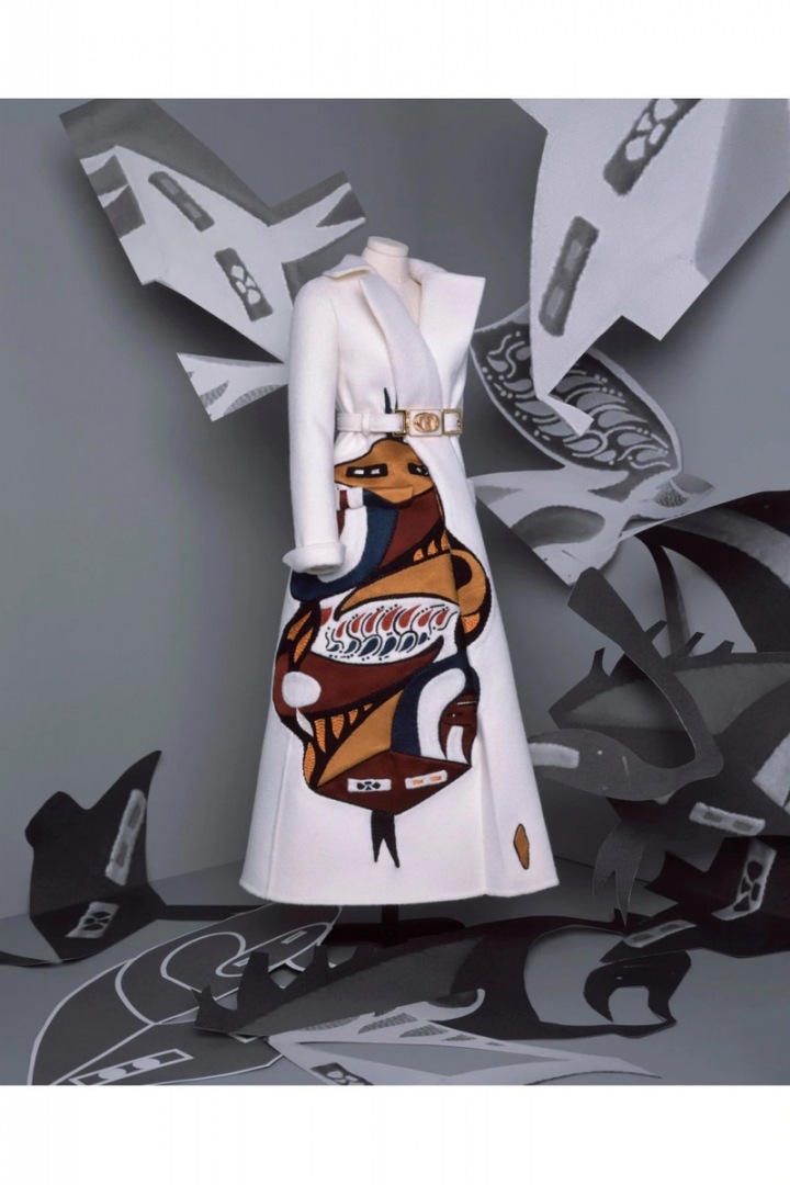 Bílý kabát s motivem z kolekce Dior Fall 2020 Haute Couture