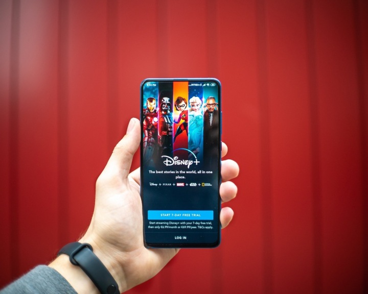 Chytrý telefon s aplikací Disney+ Chytrý telefon s aplikací Disney+