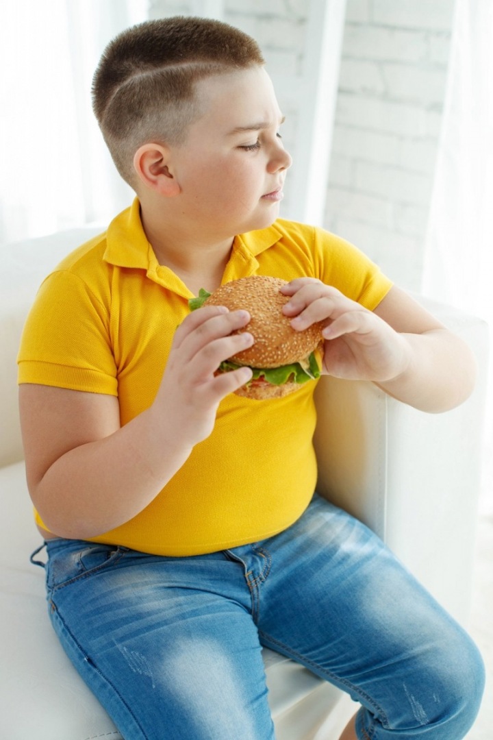 Dítě jí hamburger. Dítě jí hamburger.