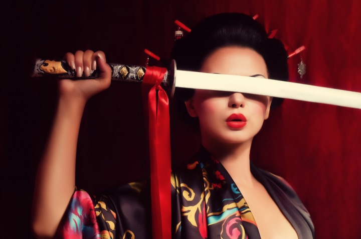 Japonská dívka se samurajskou katanou