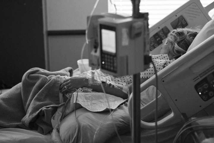 Koronavirus zabíjí pacienty po celém světě. Koronavirus zabíjí pacienty po celém světě.