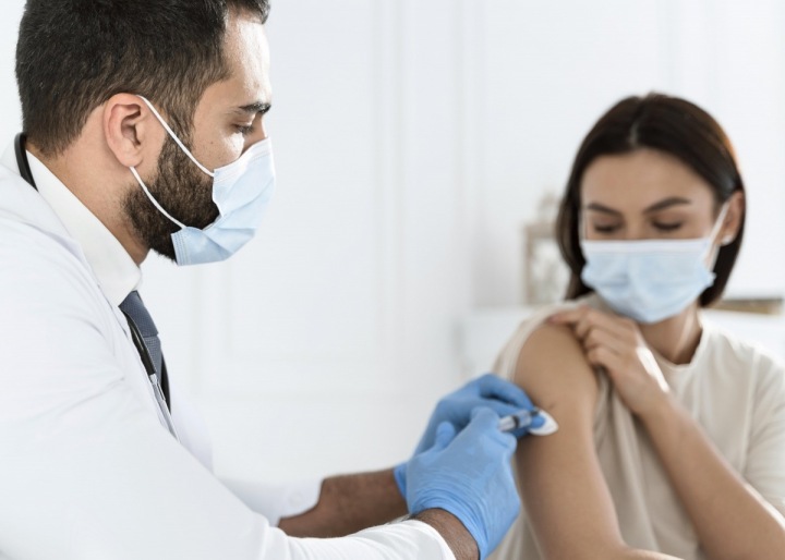 Doktor aplikuje vakcínu. Doktor aplikuje vakcínu.