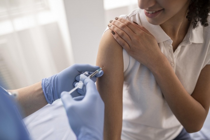 Doktor aplikuje na klinice vakcínu Doktor aplikuje na klinice vakcínu