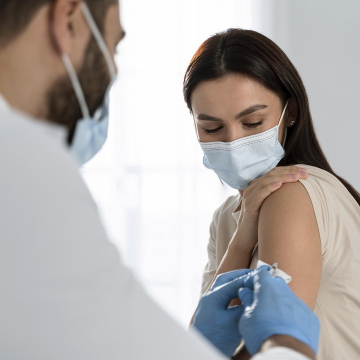 Doktor očkuje pacientku. Doktor očkuje pacientku.