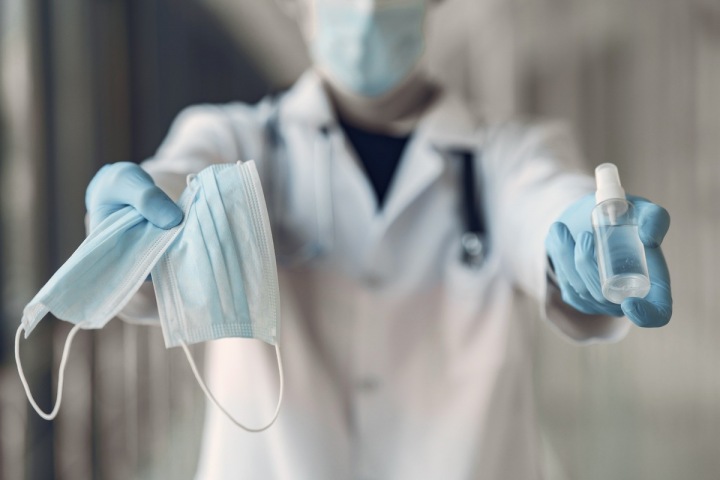 Doktor s rouškou a vakcínou. Doktor s rouškou a vakcínou.