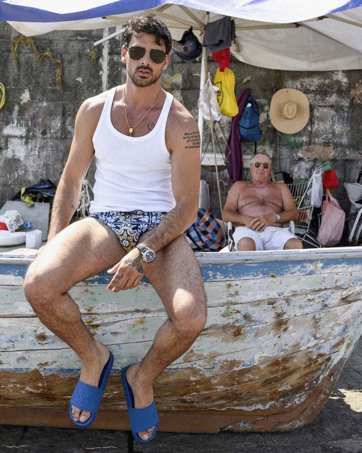 Michele Morrone v modelu Dolce & Gabbana SS2020 Michele Morrone v modelu Dolce & Gabbana SS2020