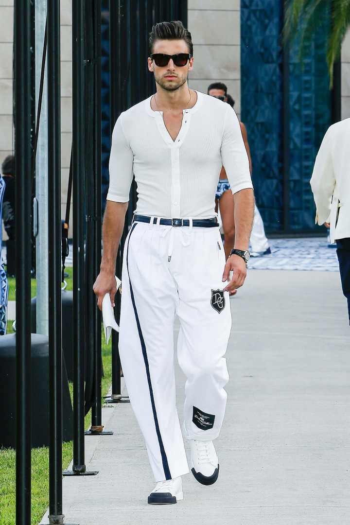 Muž v bílém topu a bílých kalhotách Dolce & Gabbana