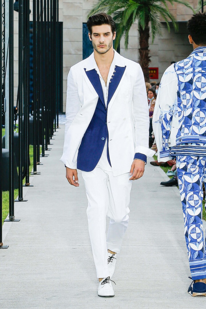 Muž v bílém obleku Dolce & Gabbana