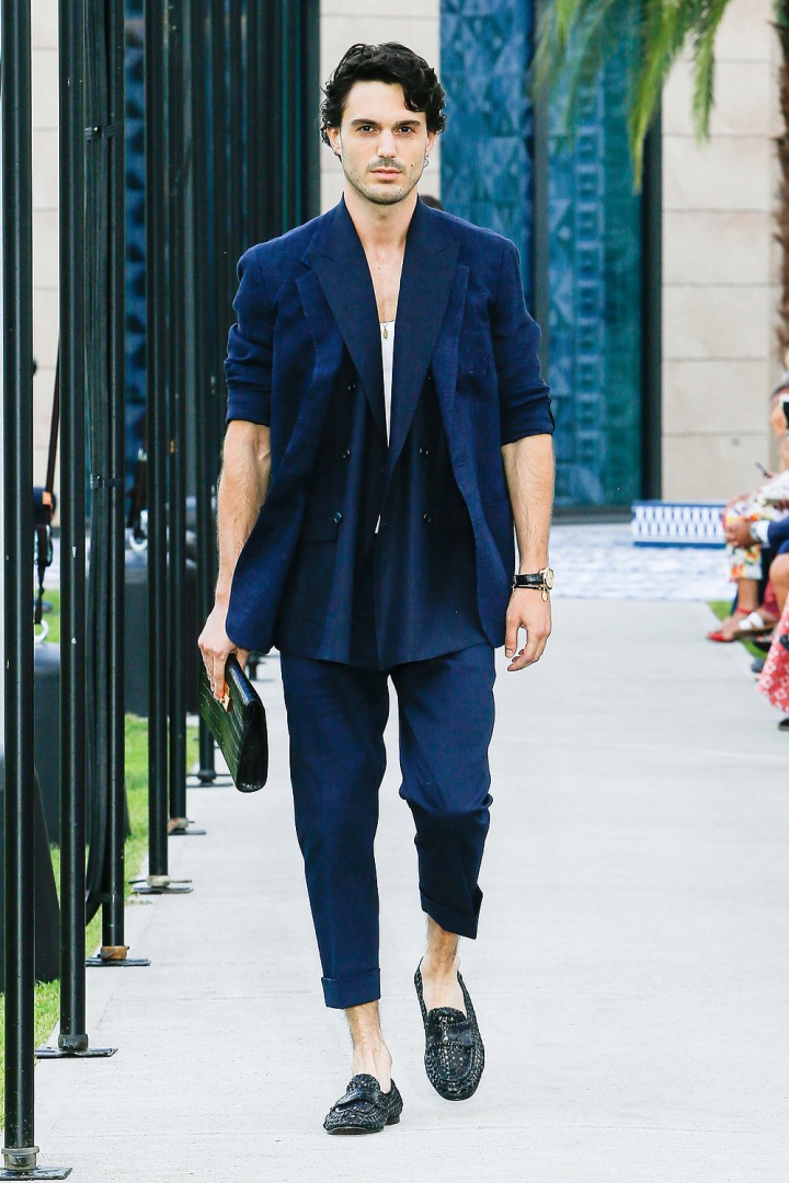 Muž v modrém obleku Dolce & Gabbana