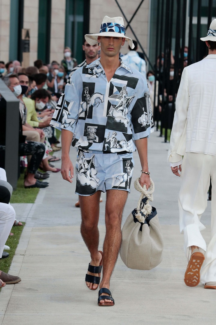 Muž v modelu Dolce & Gabbana Spring Summer 2021