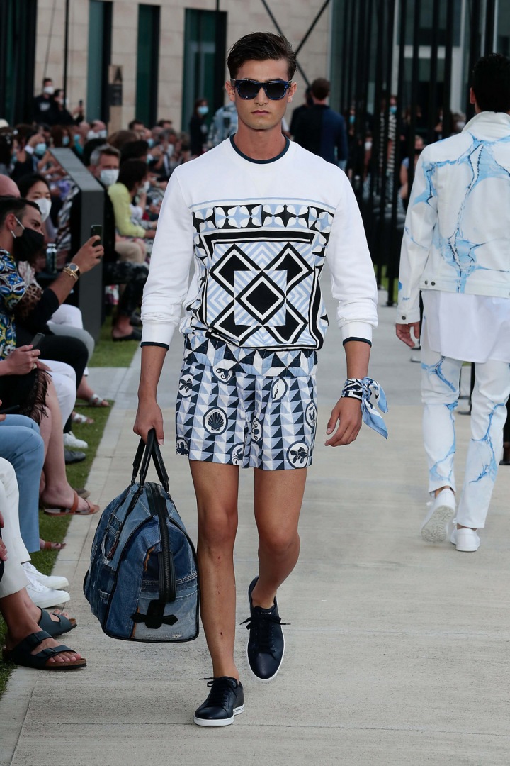 Muž v modelu Dolce & Gabbana Spring Summer 2021