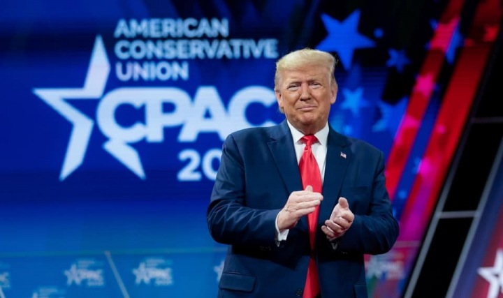 Donald Trump v modrém obleku tleská Donald Trump v modrém obleku tleská
