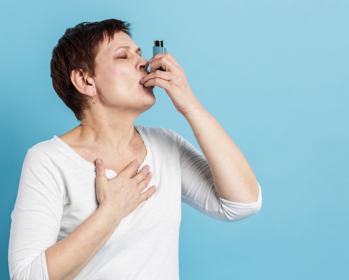 Dospělá žena s dýchacími problémy