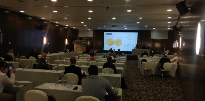 Dražební místnost. 