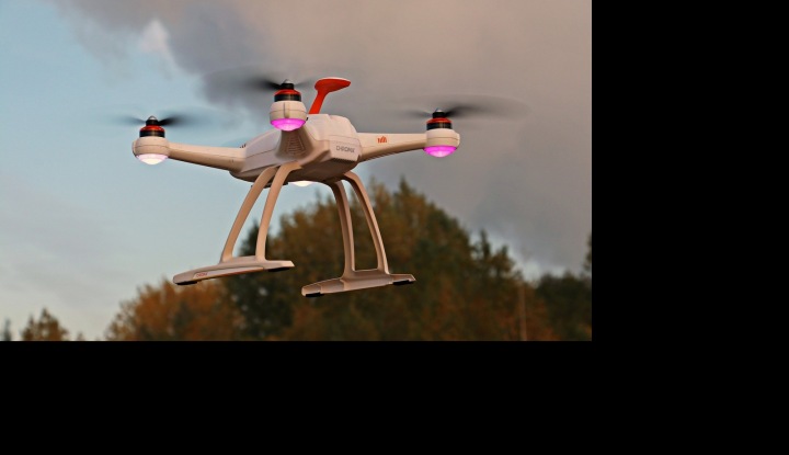 Dron s růžovými světly Dron s růžovými světly