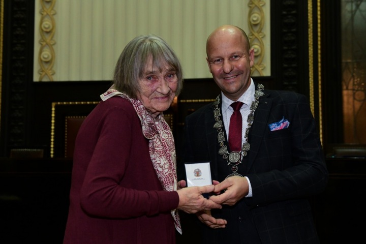 Dana Němcová přebírá ocenění 