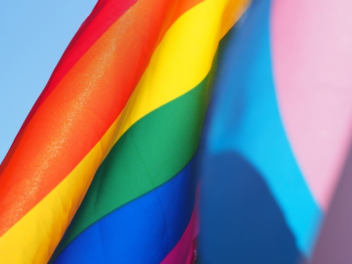 Duhová vlajka jako symbol podpory LGBTQ