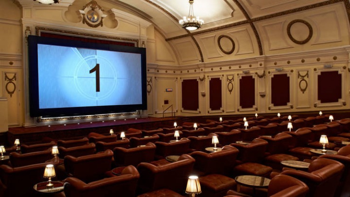 V Electric Cinema si můžete objednat přímo z místa nápoje či jídlo. V Electric Cinema si můžete objednat přímo z místa nápoje či jídlo.