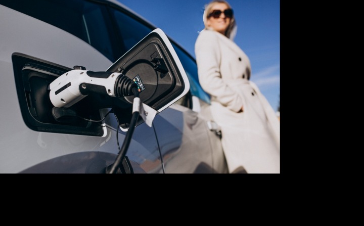 Žena s elektromobilem Žena s elektromobilem