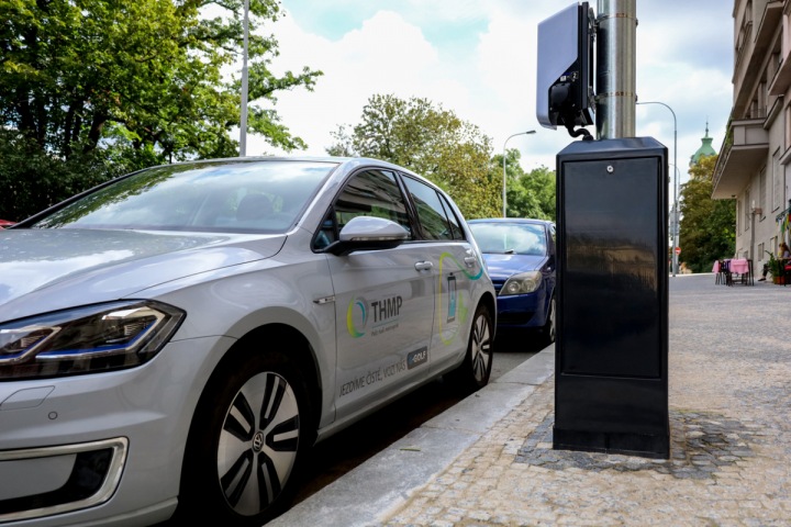 Elektromobil na ulici. Elektromobil na ulici.