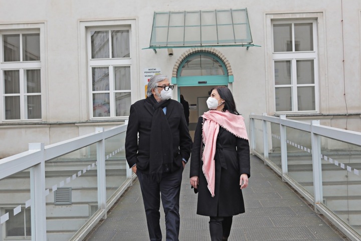 Zakladatelka nadačního fondu Naše plíce Elena Jakubovič za covidu předala s Jiřím Bartoškou plicní ultrazvuk Všeobecné fakultní nemocnici na Karlově náměstí.