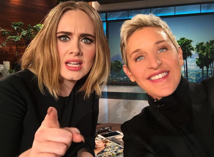 Moderátorka Ellen DeGeneres s Adele ve své show Moderátorka Ellen DeGeneres s Adele ve své show