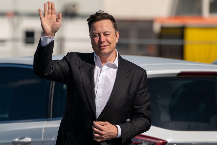 Elon Musk ve tmavém obleku