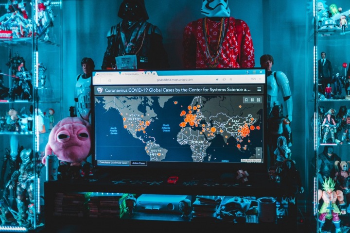 Monitor počítače ukazující zásah Covidem-19.