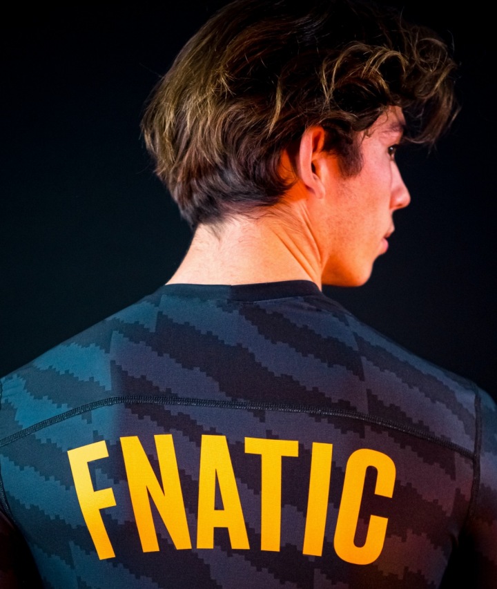 Hráč v dresu esportového týmu Fnatic