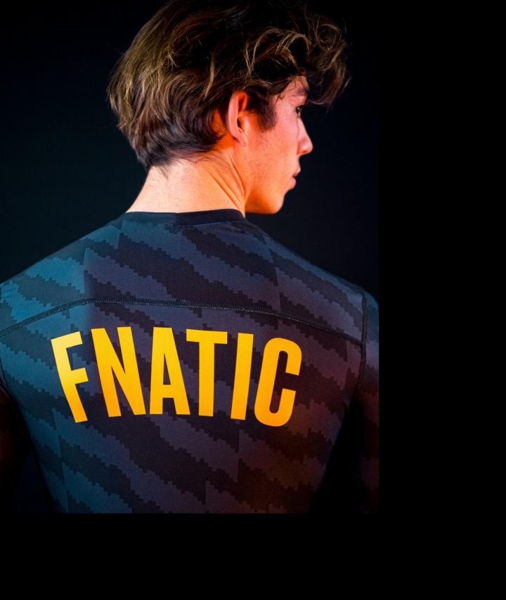 Hráč v dresu esportového týmu Fnatic Hráč v dresu esportového týmu Fnatic