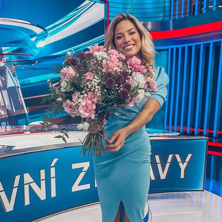 Eva Perkausová v modrých šatech Eva Perkausová v modrých šatech