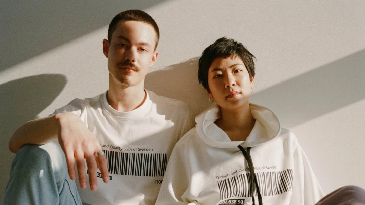 Muž a žena v oblečení od značky IKEA.