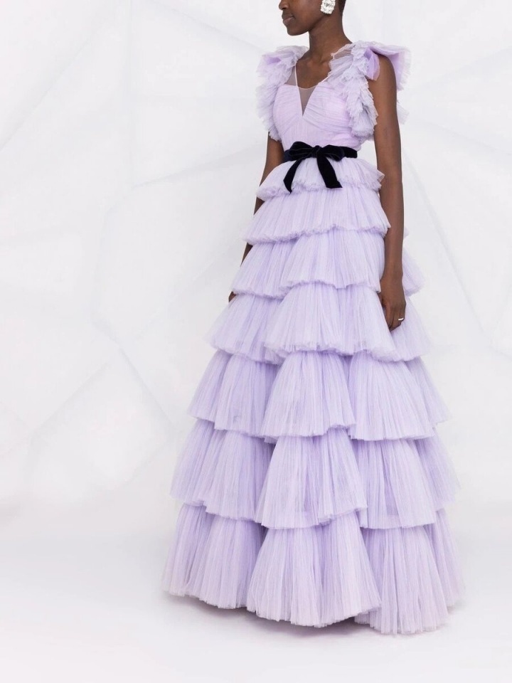 Fialové šaty s volány