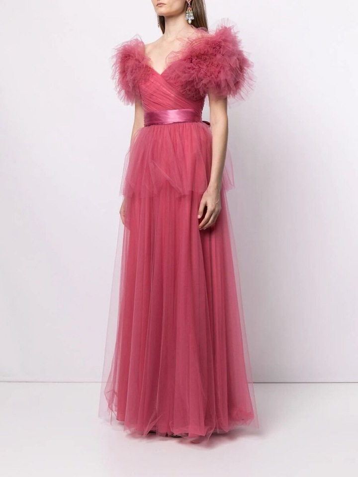 Růžové šaty s volány