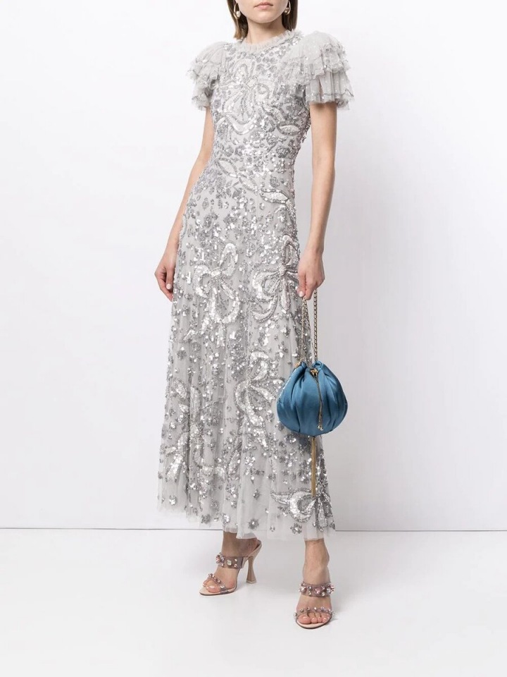 Stříbrné šaty s nabíranými rukávy