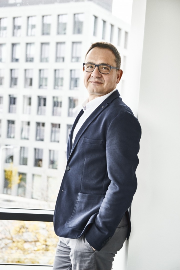 Viktor Peška - obchodní a marketingový ředitel Crestyl Viktor Peška - obchodní a marketingový ředitel Crestyl