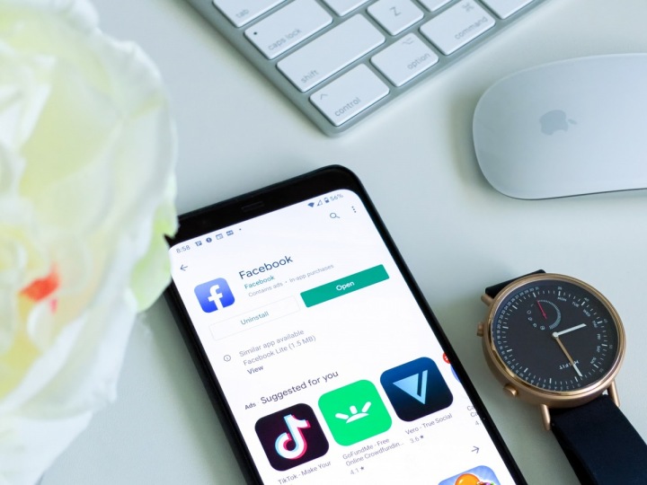 Aplikace Facebook na chytrém telefonu a chytré hodinky Misfit Aplikace Facebook na chytrém telefonu a chytré hodinky Misfit