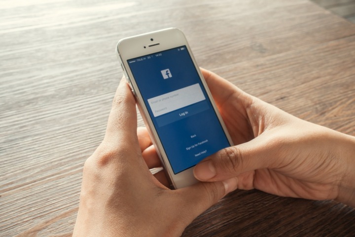 Aplikace Facebook v telefonu. Aplikace Facebook v telefonu.
