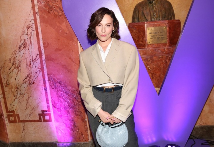 Herečka překvapila svým novým účesem, když si vlasy obarvila na tmavě hnědou barvu. Obula společenské kostkované kalhoty a nad nimi nosila béžové sáčko. Jako základ si vybrala bílou košili.