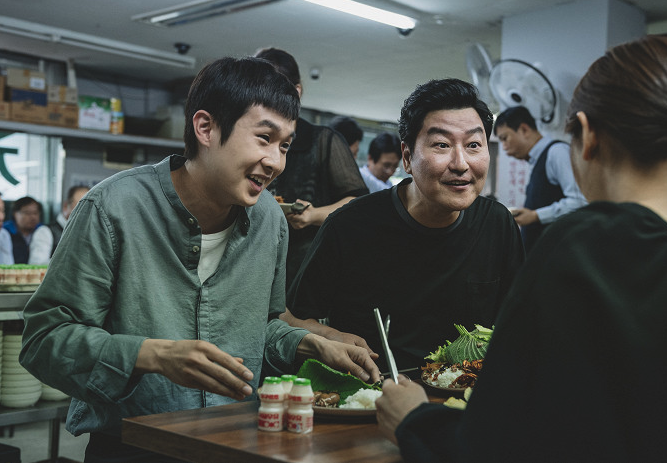 Woo-shik Choi a Kang-ho Song ve filmu Parazit Woo-shik Choi a Kang-ho Song ve filmu Parazit